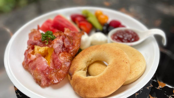 Bagel mit Bacon. Internationales Frühstück auf dem Berg. Bagel mit Bacon. Internationales Frühstück auf dem Berg.