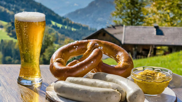 Weißwurst Frühstück auf dem Berg in Tirol Weißwurst Frühstück auf dem Berg in Tirol