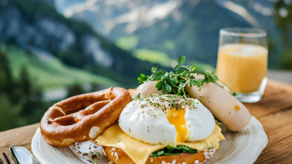 Egg Benedict mit Weißwurst und Laugengebäck zum Frühstück. Egg Benedict mit Weißwurst und Laugengebäck zum Frühstück.